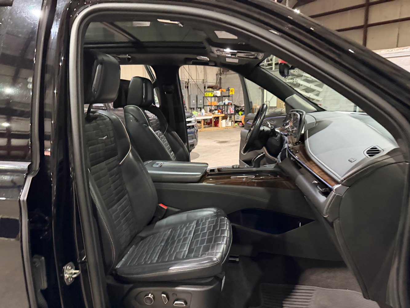 Used 2022 Cadillac Escalade Sport Platinum w/ LPO, ONYX Package AWD/4WD image 27