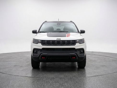 Used 2025 Jeep Compass Trailhawk AWD/4WD image 2