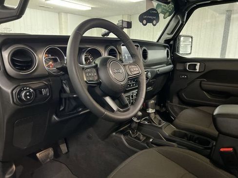 Used 2023 Jeep Gladiator Sport image 10