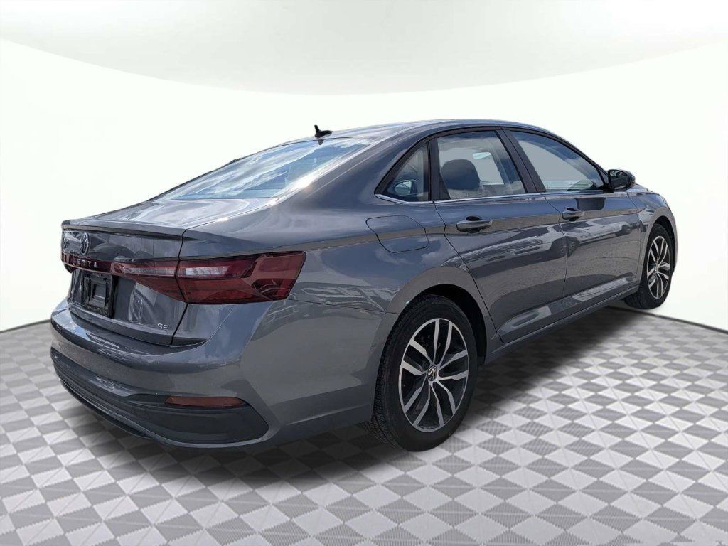 Used 2025 Volkswagen Jetta SE FWD image 3