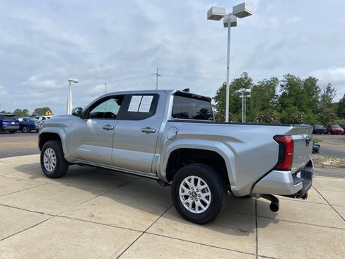 Used 2025 Toyota Tacoma SR5 AWD/4WD image 12