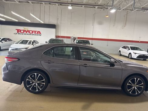 Used 2018 Toyota Camry SE image 6