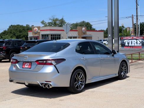 Used 2021 Toyota Camry SE FWD image 6
