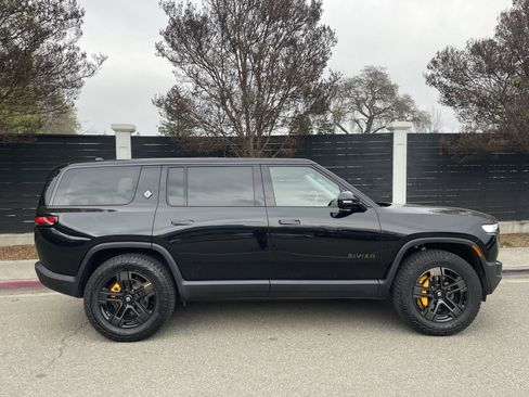 Used 2025 Rivian R1S Premium image 3