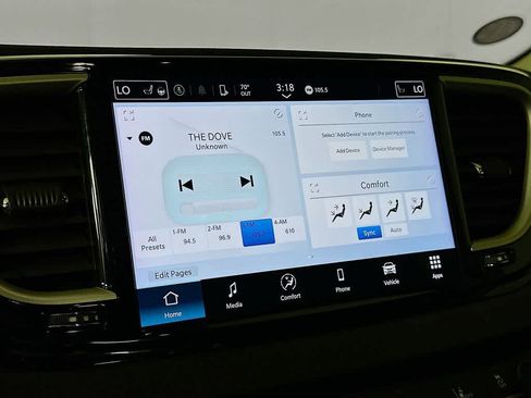 Used 2024 Chrysler Pacifica Touring-L image 17