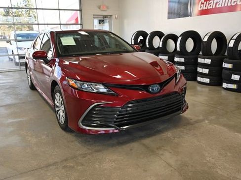 Used 2021 Toyota Camry LE image 3