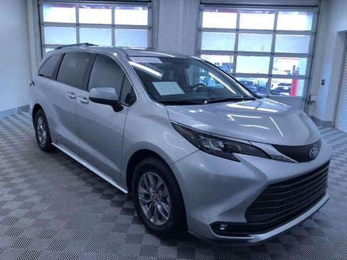 Certified 2025 Toyota Sienna XLE FWD image 37