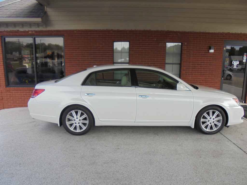 Used 2009 Toyota Avalon Limited FWD image 2