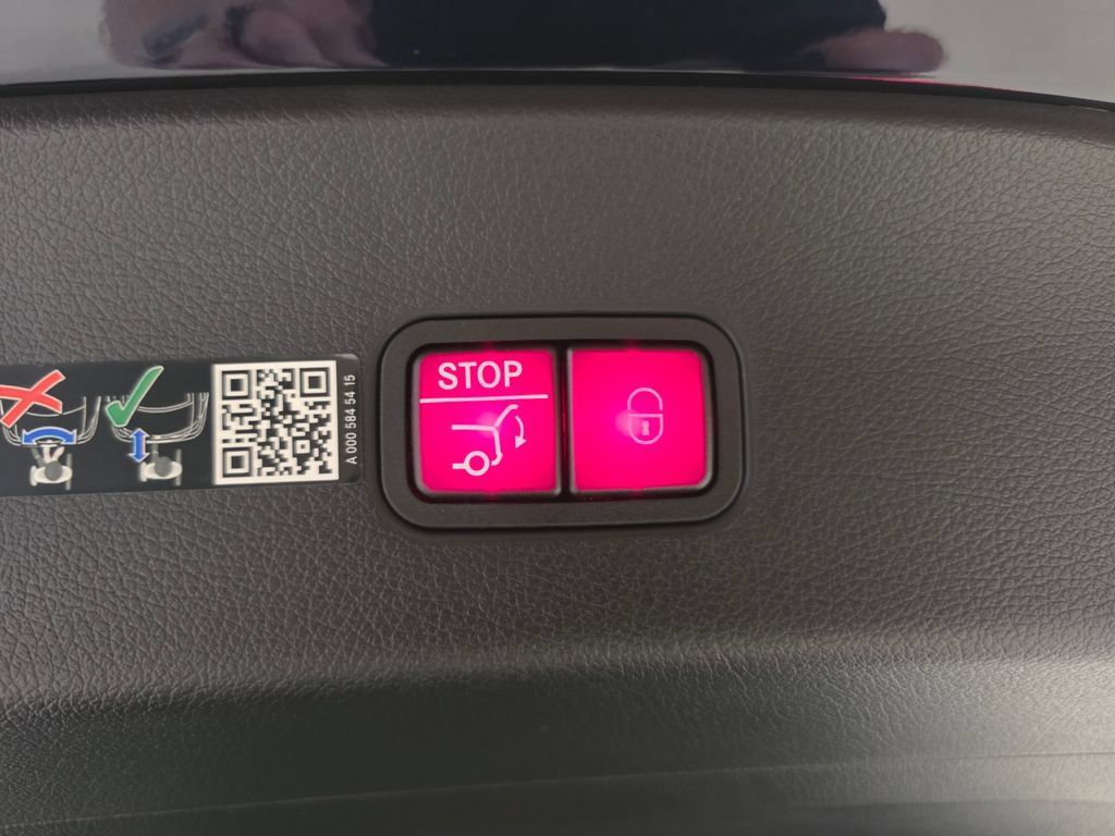 Used 2024 Mercedes-Benz GLC 300 4MATIC image 11