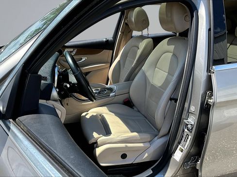 Used 2019 Mercedes-Benz GLC 300 4MATIC w/ Premium Package image 24