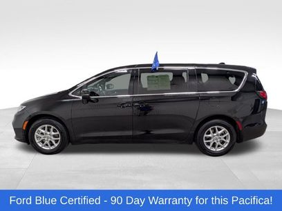 Used 2025 Chrysler Pacifica Select