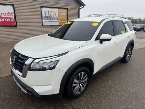 Used 2023 Nissan Pathfinder SL image 1