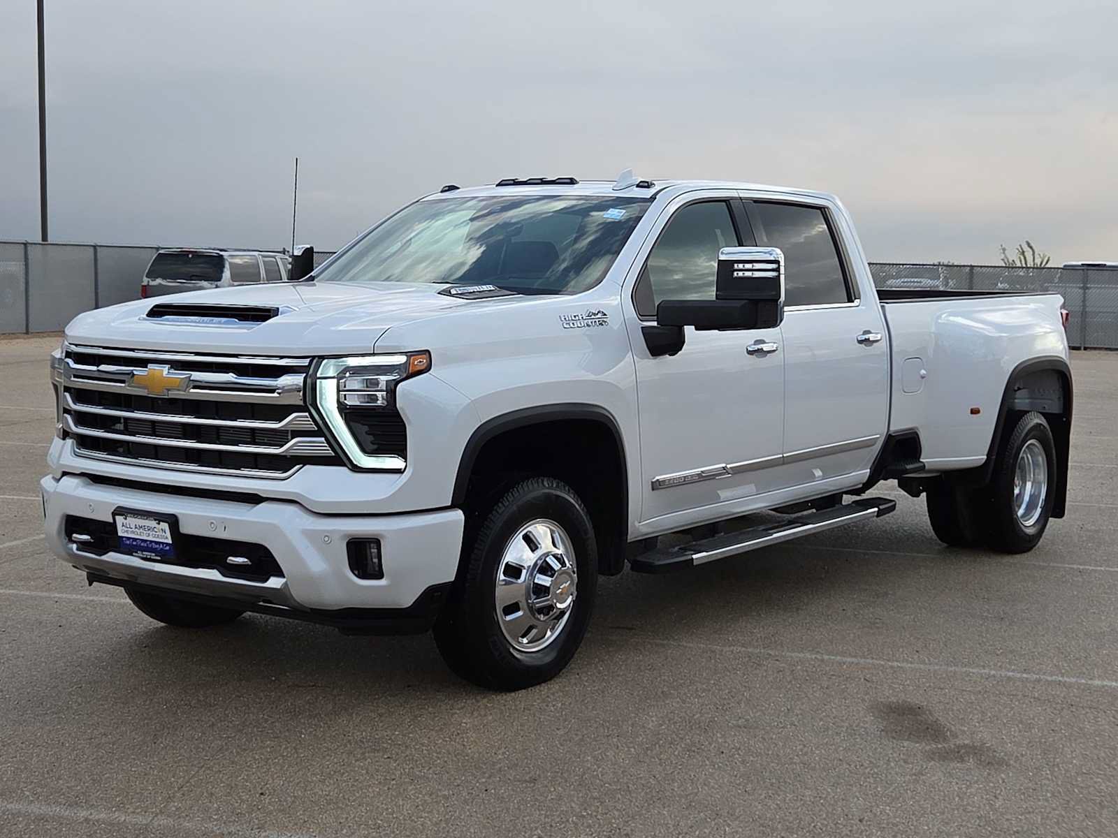 Used 2025 Chevrolet Silverado 3500 High Country w/ Technology Package AWD/4WD image 4