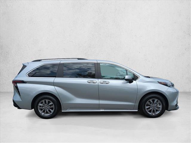 Used 2025 Toyota Sienna XLE FWD image 4