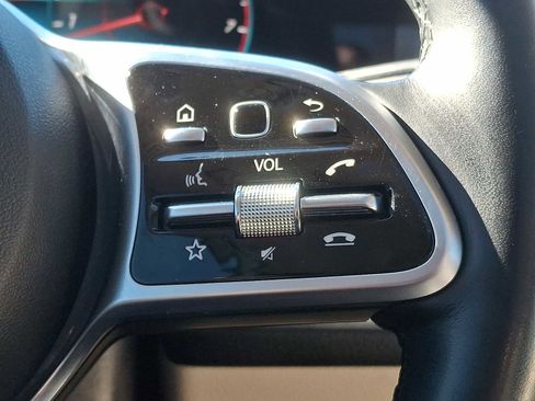 Used 2022 Mercedes-Benz GLB 250 4MATIC image 16