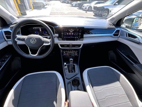 Certified 2025 Volkswagen Taos SE image 3
