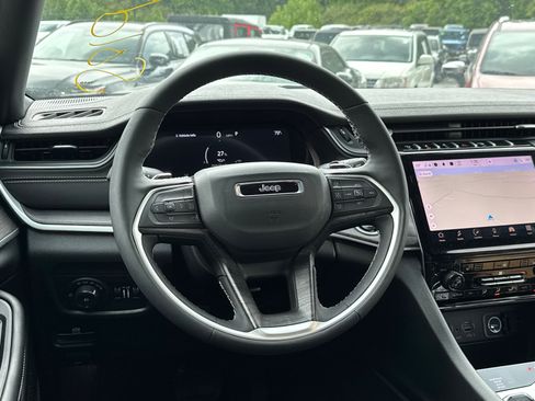 Used 2025 Jeep Grand Cherokee Limited AWD/4WD image 25