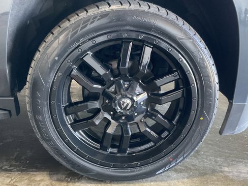 Used 2020 Chevrolet Suburban LT w/ Luxury Package AWD/4WD image 11