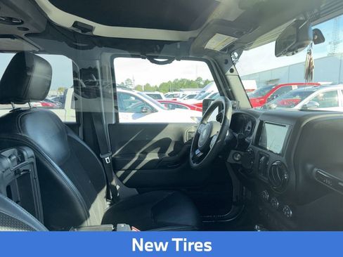 Used 2017 Jeep Wrangler Unlimited Sahara AWD/4WD image 8