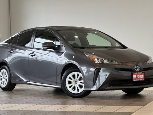 Used 2022 Toyota Prius LE image 2