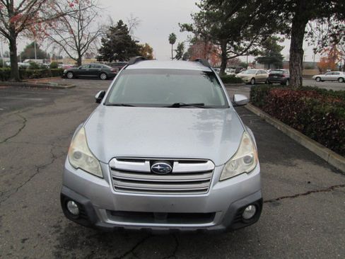 Used 2013 Subaru Outback 2.5i Premium AWD/4WD image 2