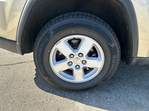 Used 2011 Jeep Grand Cherokee Laredo AWD/4WD image 26