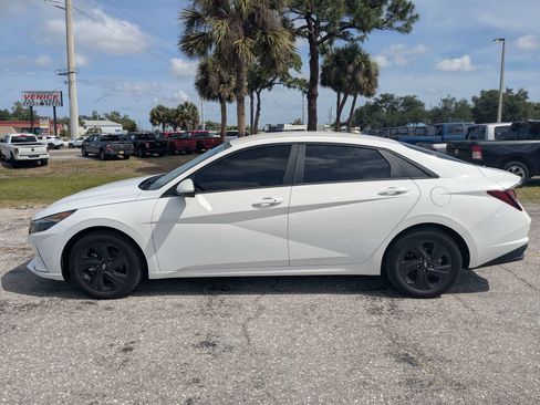 Used 2023 Hyundai Elantra SEL w/ Preferred Accessory Package FWD image 8