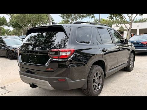 Used 2025 Honda Pilot TrailSport image 9