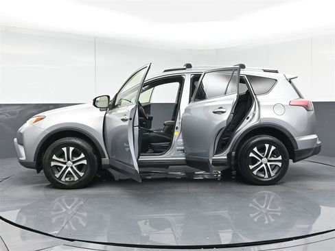 Used 2018 Toyota RAV4 LE FWD image 29