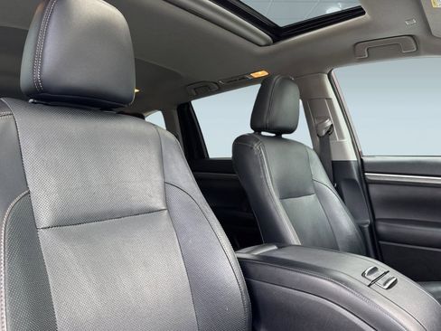 Used 2018 Toyota Highlander Limited w/ Carpet Mat Package (TMS) image 34