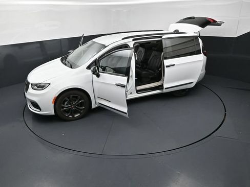 Used 2024 Chrysler Pacifica Touring-L w/ Road Tripper Package FWD image 30