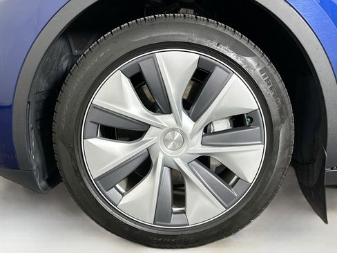 Used 2024 Tesla Model Y Long Range image 11