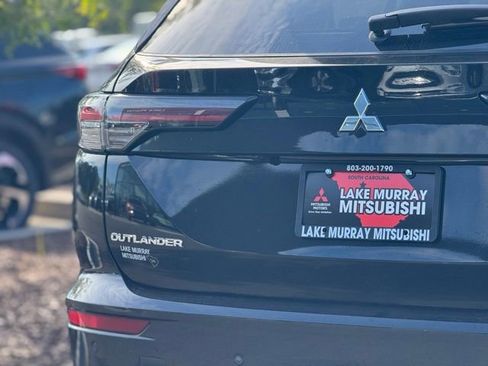 New 2025 Mitsubishi Outlander SE image 11