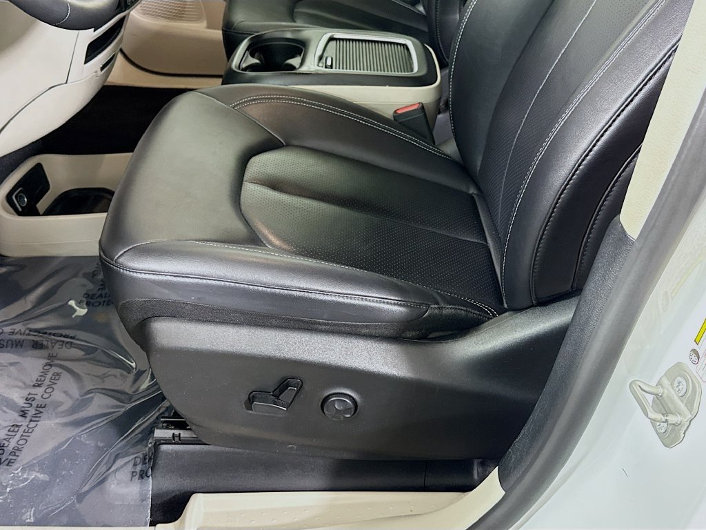 Used 2024 Chrysler Pacifica Touring-L FWD image 24
