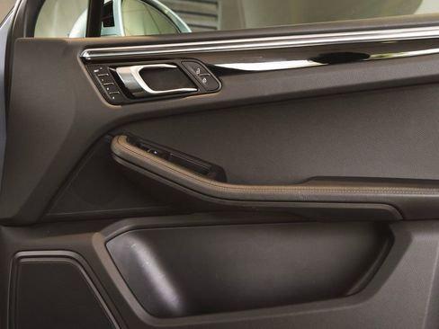 Used 2025 Porsche Macan image 32