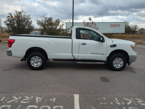 Used 2017 Nissan Titan SV image 2