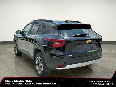 Used 2025 Chevrolet Trax LT w/ LT Convenience Package FWD image 5