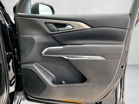 Used 2025 Chevrolet Traverse LT FWD image 19