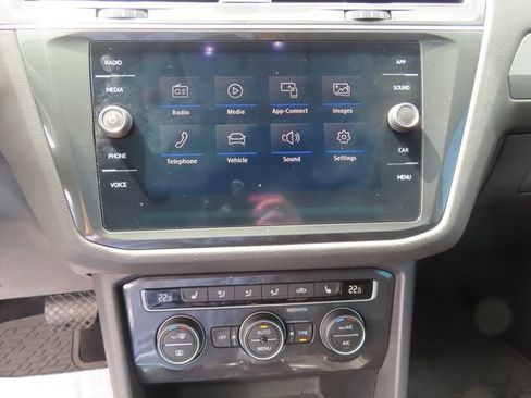 Used 2020 Volkswagen Tiguan SE w/ Panoramic Sunroof Package AWD/4WD image 29