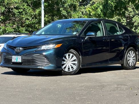 Used 2018 Toyota Camry FWD image 1