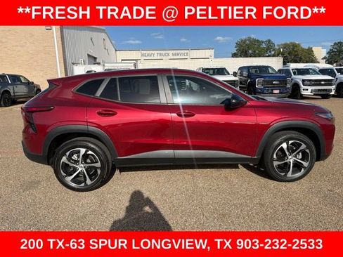 Used 2024 Chevrolet Trax RS FWD image 2