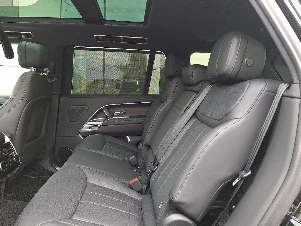 New 2026 Land Rover Range Rover Long Wheelbase SE AWD/4WD image 6