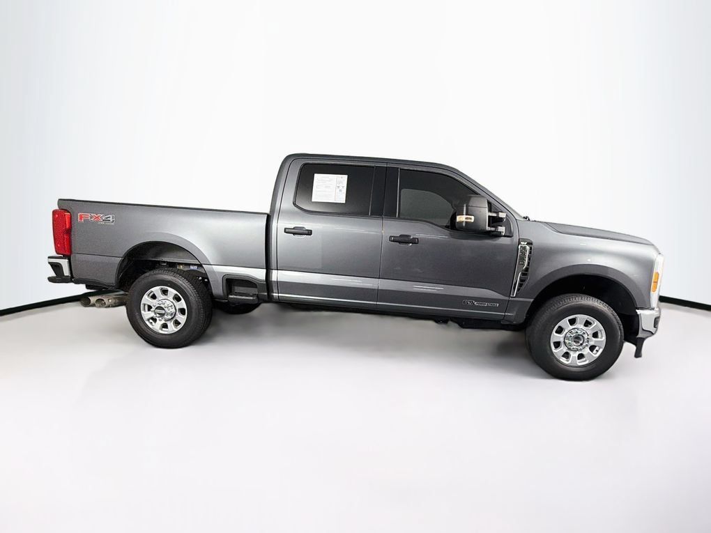Used 2023 Ford F350 4x4 Crew Cab Super Duty image 11