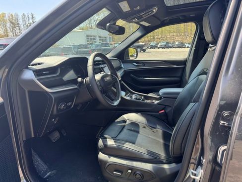 Used 2024 Jeep Grand Cherokee Limited w/ Black Appearance Package AWD/4WD image 16