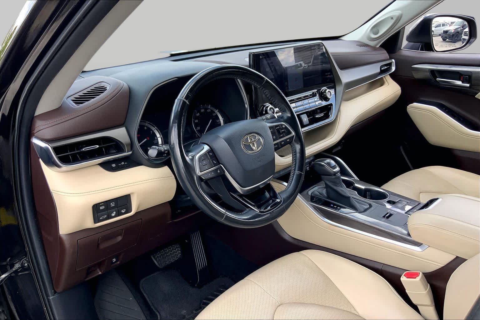 Used 2020 Toyota Highlander Limited FWD image 17