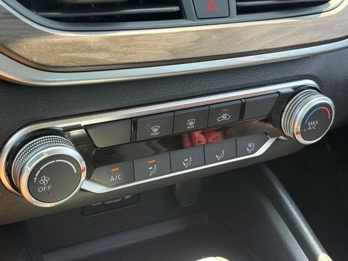 Used 2025 Nissan Altima 2.5 SV FWD image 10