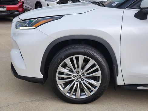 Used 2023 Toyota Highlander Platinum FWD image 8