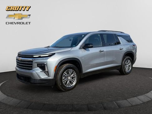 Used 2025 Chevrolet Traverse LT image 1