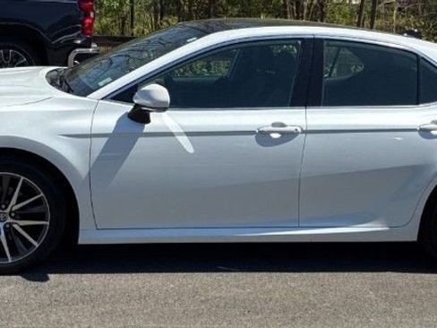 Used 2021 Toyota Camry XLE AWD/4WD image 3