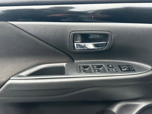 Used 2019 Mitsubishi Outlander ES image 12
